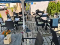 Rusticana-Biergarten mit hübsch dekorierten Tischen, Sitzkissen auf den gemütlichen Stühlen - hier sitzt man gerne©Özay_Kül Rusticana-Biergarten mit hübsch dekorierten Tischen, Sitzkissen auf den gemütlichen Stühlen - hier sitzt man gerne©Özay_Kül