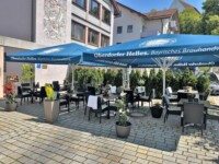 Unser Biergarten mit Tischen, Stühlen, dekoriert mit hübschen Pflanzen, unter großen Sonnenschirmen - hier lässt es sich aushalten!©Özay_Kül Unser Biergarten mit Tischen, Stühlen, dekoriert mit hübschen Pflanzen, unter großen Sonnenschirmen - hier lässt es sich aushalten!©Özay_Kül