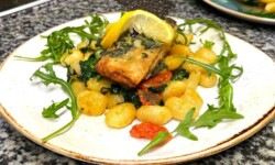 gebackenes Lachssteak auf marktfrischem Gemüse, mit Hummersauce und Kartoffeln©Özay_Kül