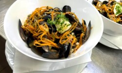 Miesmuscheln in Tomatensud oder Weissweinsauce und Pizzalinge©Özay_Kül