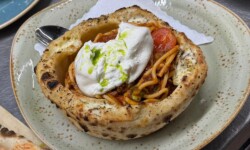Pasta Bolognese in der Pizzabowl - Rinderbolognese, frisch gehobelter Parmesan und Burrata in der Pizza-Bowl