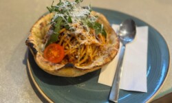 Spaghetti Bolognese in der Pizzabowl - Bolognese und frisch gehobelter Parmesan in der Pizza-Bowl