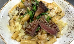 Pasta Mare Monte - Roastbeef, Garnelen, frische Austernpilze, Knoblauch, Schalotten, Chili und Weisswein-Zitronensauce©Özay_Kül
