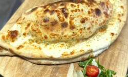 Pizza Calzone - Schinken, Salami, Champignons, Zwiebeln, Tomatensauce und Mozzarella-Käse©Özay_Kül