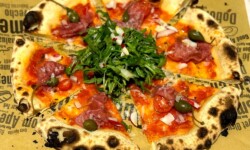 Pizza Carpaccio - Pizzabrot mit Olivenöl, Rindercarpaccio, Rucola, Peccorino, Kapern und Cherrytomaten©Özay_Kül