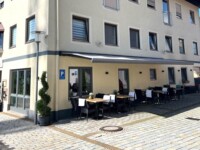 Biergarten im Sommer - Auszeit nehmen und geniessen, wunderbar geschützt unter der Markise©Özay_Kül Biergarten im Sommer - Auszeit nehmen und geniessen, wunderbar geschützt unter der Markise©Özay_Kül