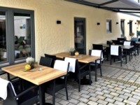 Rusticana-Biergarten im Sommer - gemütlich verweilen, geschützt vor der Sonne unter unserer Markise, da kann man es aushalten!©Özay_Kül Rusticana-Biergarten im Sommer - gemütlich verweilen, geschützt vor der Sonne unter unserer Markise, da kann man es aushalten!©Özay_Kül