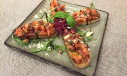 Bruschetta, hausgemacht, Baguette mit frischen Tomaten und Basilikum©Rainer_Becker