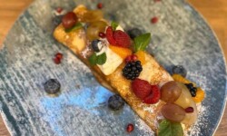 Etwas süßes zum Abschluss - Pfannkuchen mit frischem Obst garniert©Özay_Kül