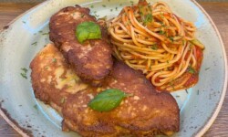 Piccata Milanese und Spaghetti mit Tomatensauce im Restaurant Rusticana MOD©Özay_Kül