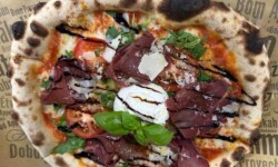 Pizza Bresaola - Rucola, Parmesan, Cherrytomaten, Burrata und luftgetrockneter italienischer Rinderschinken©Özay_Kül