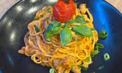 Spaghetti Rusticana mit Champignons, Pepperoni und Hackfleisch-Sahnesauce©Özay_Kül