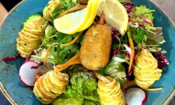 Gemischter Salat mit knusprigen Kartoffeln ©Özay Kül