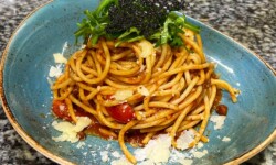 Spaghetti Bolognese mit 100% Rinderhackfleisch, Tomaten und Knoblauch©Özay_Kül