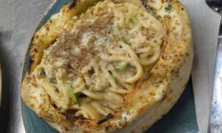 Trüffelpasta in der Pizzabowl - Spaghetti in cremiger Trüffel-Sauce, schwarze Trüffel, frisch gehobelter Parmesan