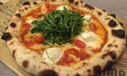 Pizza Butalina mit Rucola, Büffelmozzarella, Kirschtomaten, Tomatensauce und Mozzarella-Käse©Sylvia_Becker