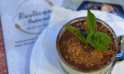 Hausgemachtes Tirmamisu mit Amarettini in der Pizzeria Rusticana Marktobderdorf